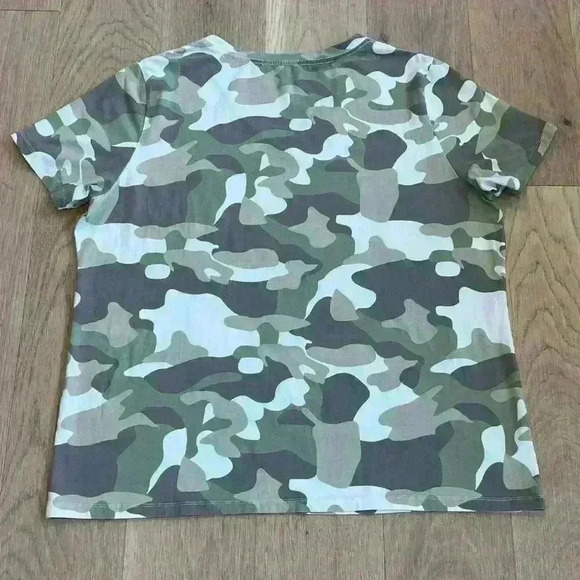 Michelle Mae Camo V-Neck T-Shirt Size 2XL - Picture 2 of 7